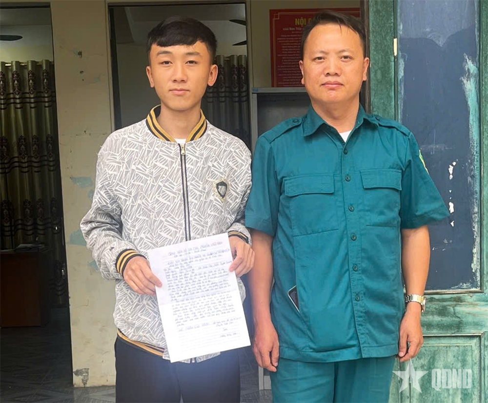 Thanh niên vùng cao Mèo Vạc hào hứng viết đơn tình nguyện nhập ngũ

